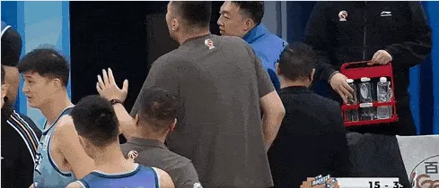 世界杯官方app下载中心-冷静！贝兹利暂停期间疑似与队友发生激烈争吵